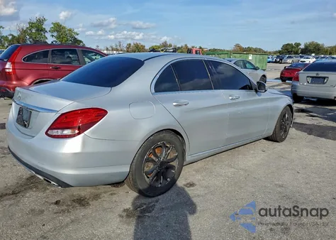 2017 Mercedes-Benz C 300 z USA, uszkodzony, nr VIN 55SWF4JB7HU191055
